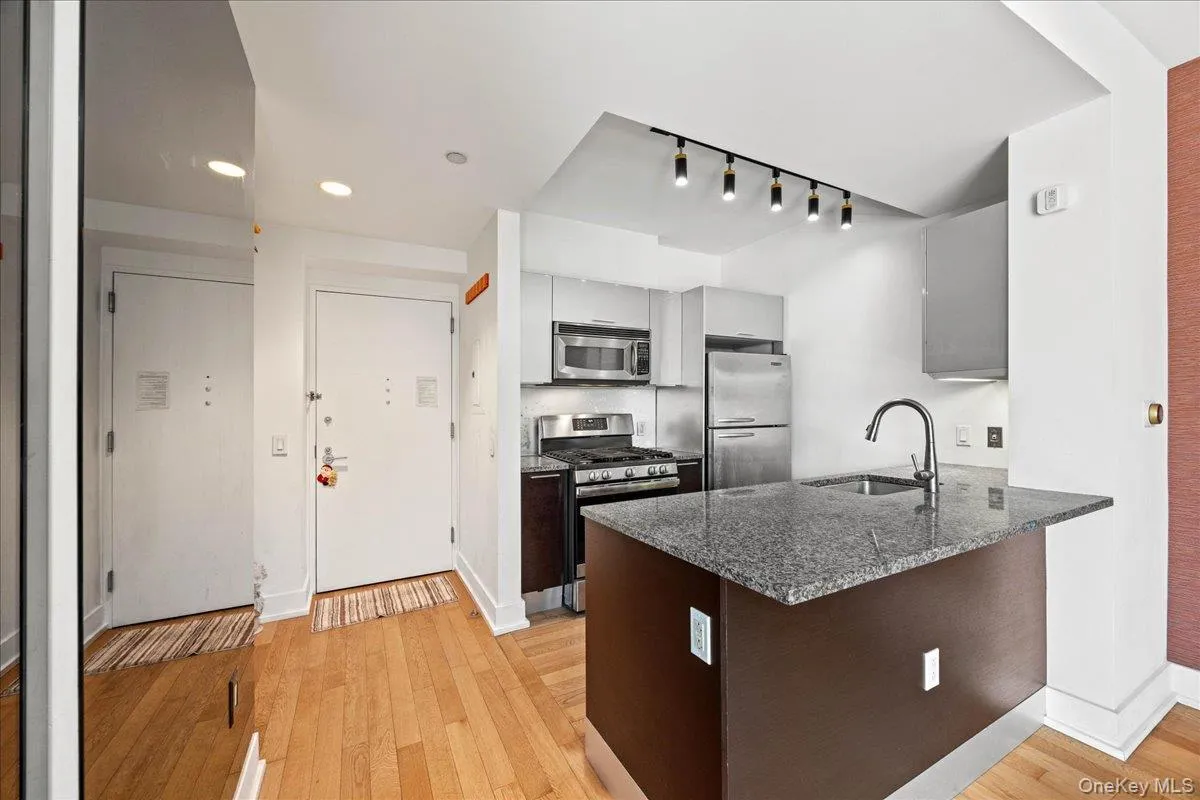 350 42nd Street, New York, NY, 2 Rooms Rooms,1 BathroomBathrooms,Residential,For Rent,42nd,0,1043971 350 42nd Street, New York, NY, 2 Rooms Rooms,1 BathroomBathrooms,Residential,For Rent,42nd,0,1043971