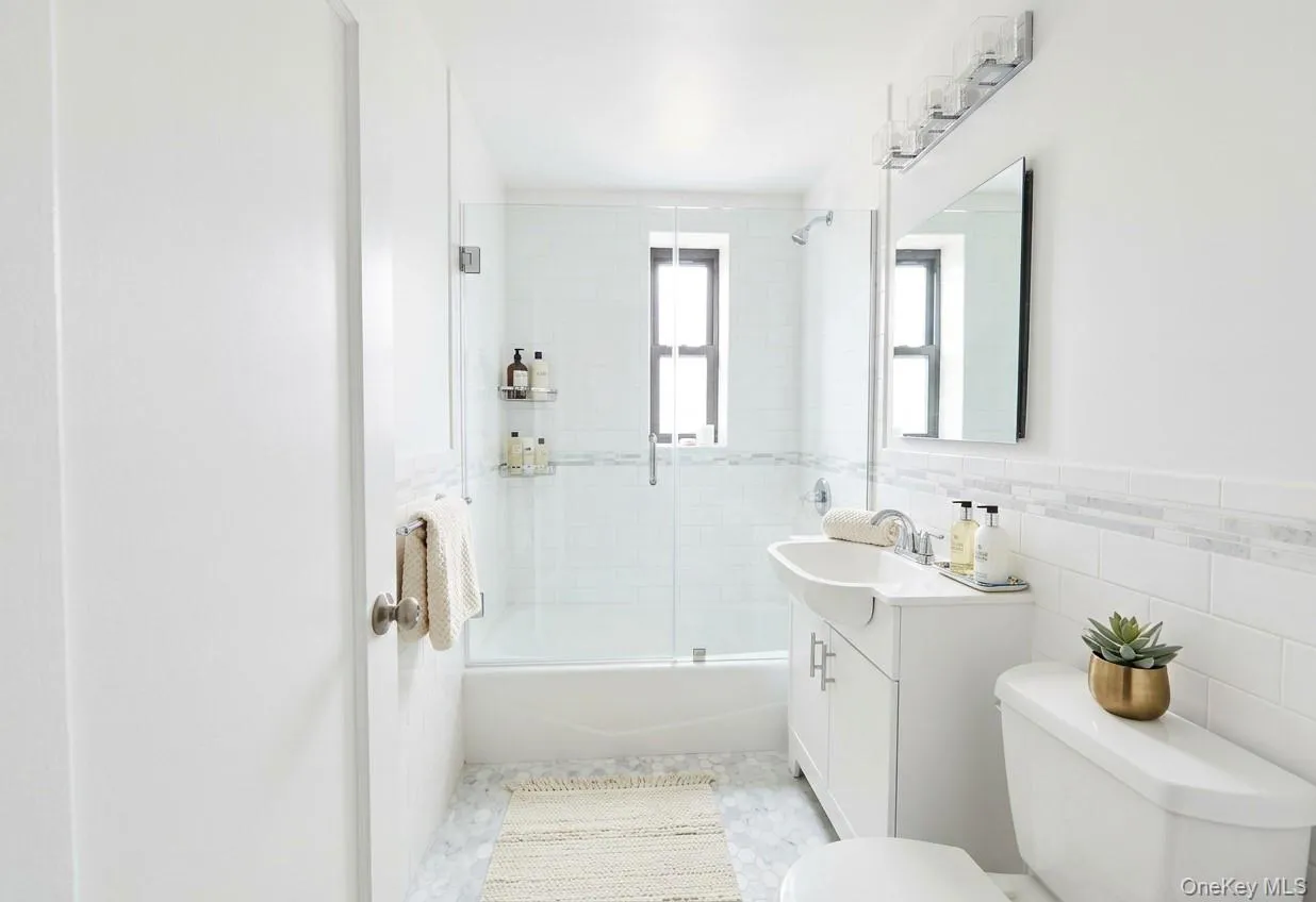 3840 Greystone Avenue, New York, NY, 2 Bedrooms Bedrooms, 7 Rooms Rooms,1 BathroomBathrooms,Residential,For Rent,Greystone,0,1043975 3840 Greystone Avenue, New York, NY, 2 Bedrooms Bedrooms, 7 Rooms Rooms,1 BathroomBathrooms,Residential,For Rent,Greystone,0,1043975