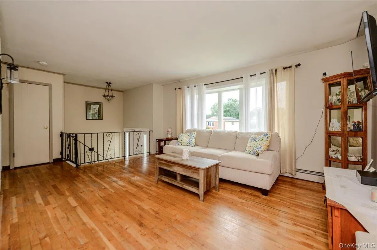 73 Cherokee Avenue, Islip, NY, 4 Bedrooms Bedrooms, 8 Rooms Rooms,2 BathroomsBathrooms,Residential,For Rent,Cherokee,0,1043994 73 Cherokee Avenue, Islip, NY, 4 Bedrooms Bedrooms, 8 Rooms Rooms,2 BathroomsBathrooms,Residential,For Rent,Cherokee,0,1043994