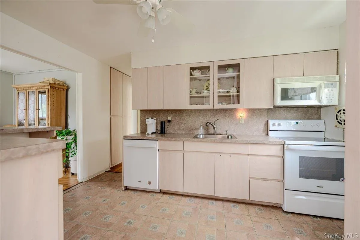 73 Cherokee Avenue, Islip, NY, 4 Bedrooms Bedrooms, 8 Rooms Rooms,2 BathroomsBathrooms,Residential,For Rent,Cherokee,0,1043994 73 Cherokee Avenue, Islip, NY, 4 Bedrooms Bedrooms, 8 Rooms Rooms,2 BathroomsBathrooms,Residential,For Rent,Cherokee,0,1043994