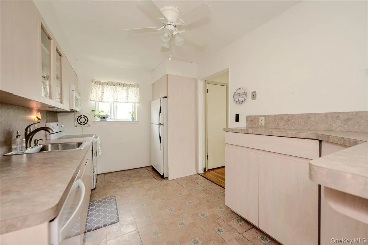 73 Cherokee Avenue, Islip, NY, 4 Bedrooms Bedrooms, 8 Rooms Rooms,2 BathroomsBathrooms,Residential,For Rent,Cherokee,0,1043994 73 Cherokee Avenue, Islip, NY, 4 Bedrooms Bedrooms, 8 Rooms Rooms,2 BathroomsBathrooms,Residential,For Rent,Cherokee,0,1043994