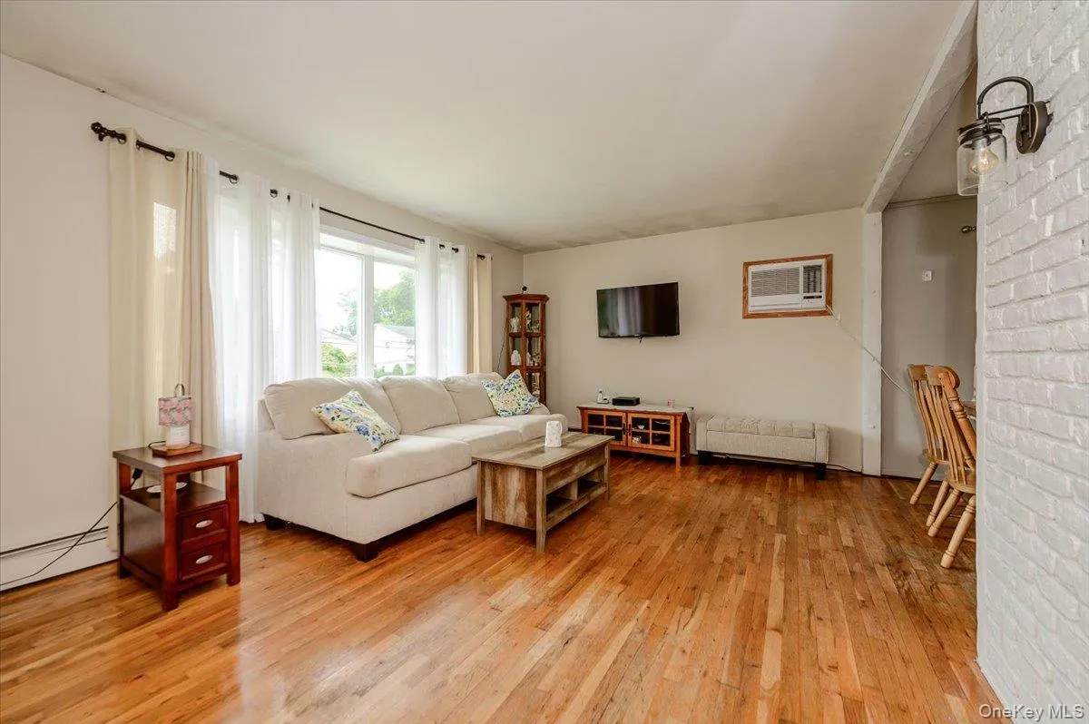 73 Cherokee Avenue, Islip, NY, 4 Bedrooms Bedrooms, 8 Rooms Rooms,2 BathroomsBathrooms,Residential,For Rent,Cherokee,0,1043994 73 Cherokee Avenue, Islip, NY, 4 Bedrooms Bedrooms, 8 Rooms Rooms,2 BathroomsBathrooms,Residential,For Rent,Cherokee,0,1043994