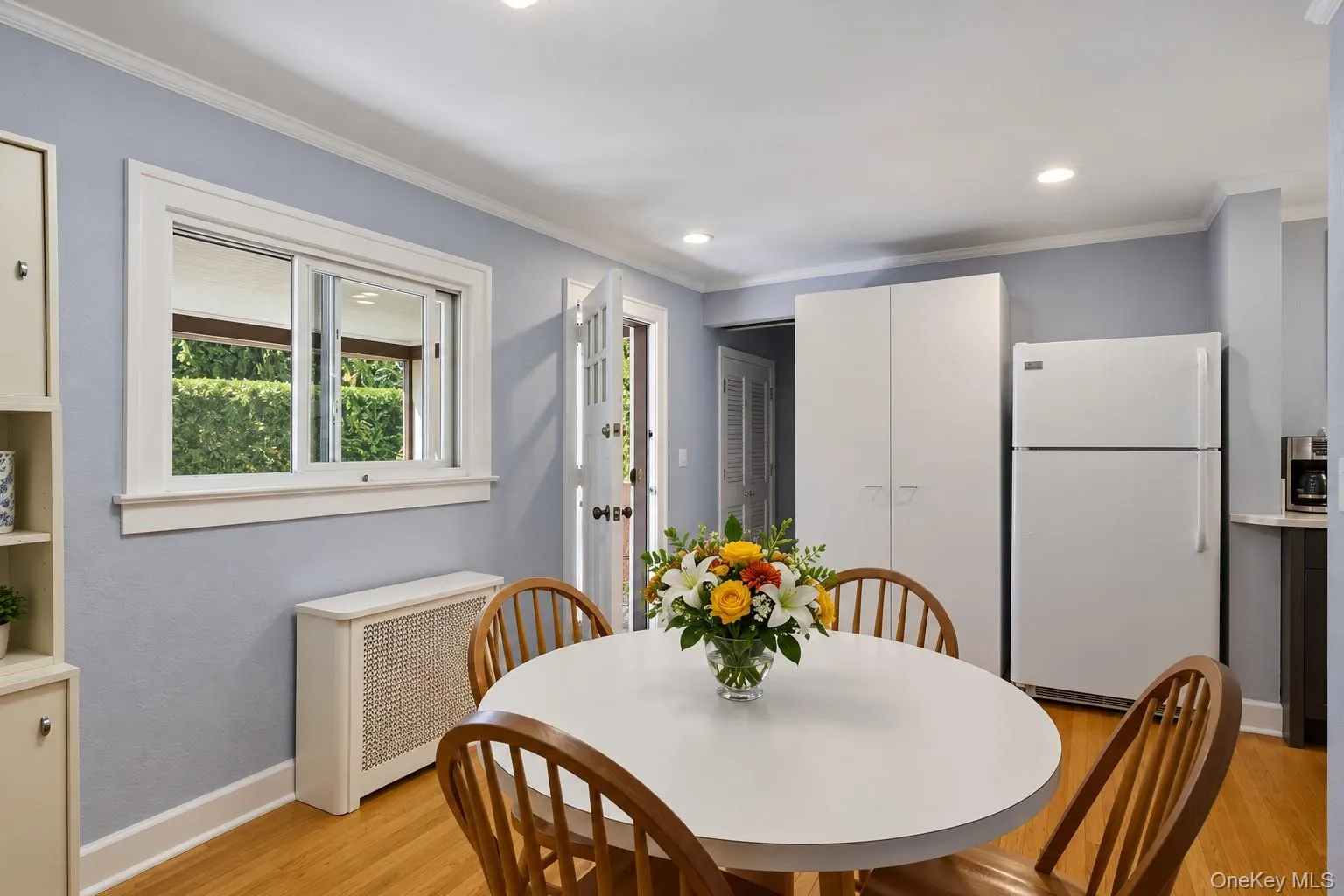 Breakfast nook off of kitchen. Breakfast nook off of kitchen.