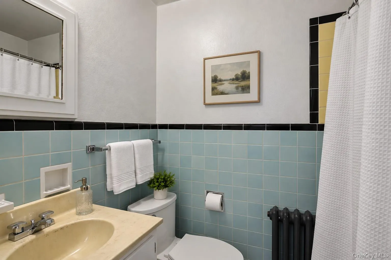 Full bath off of kitchen and breakfast nook. Full bath off of kitchen and breakfast nook.