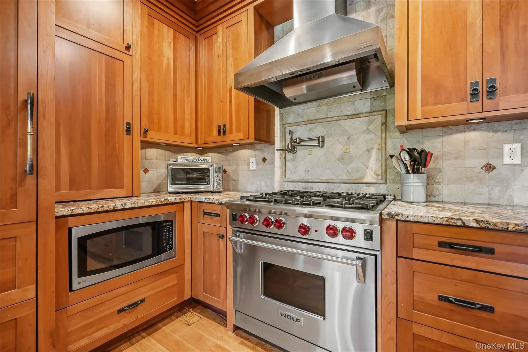 Premium Wolf gas range anchors the kitchen, bringing professional-grade performance to everyday cooking and entertaining. Premium Wolf gas range anchors the kitchen, bringing professional-grade performance to everyday cooking and entertaining.