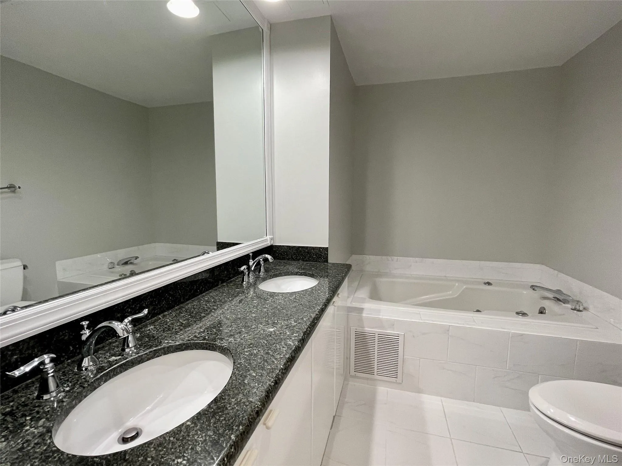 Large Ensuite Bathroom with double sink, soaking tub and separate shower. Large Ensuite Bathroom with double sink, soaking tub and separate shower.