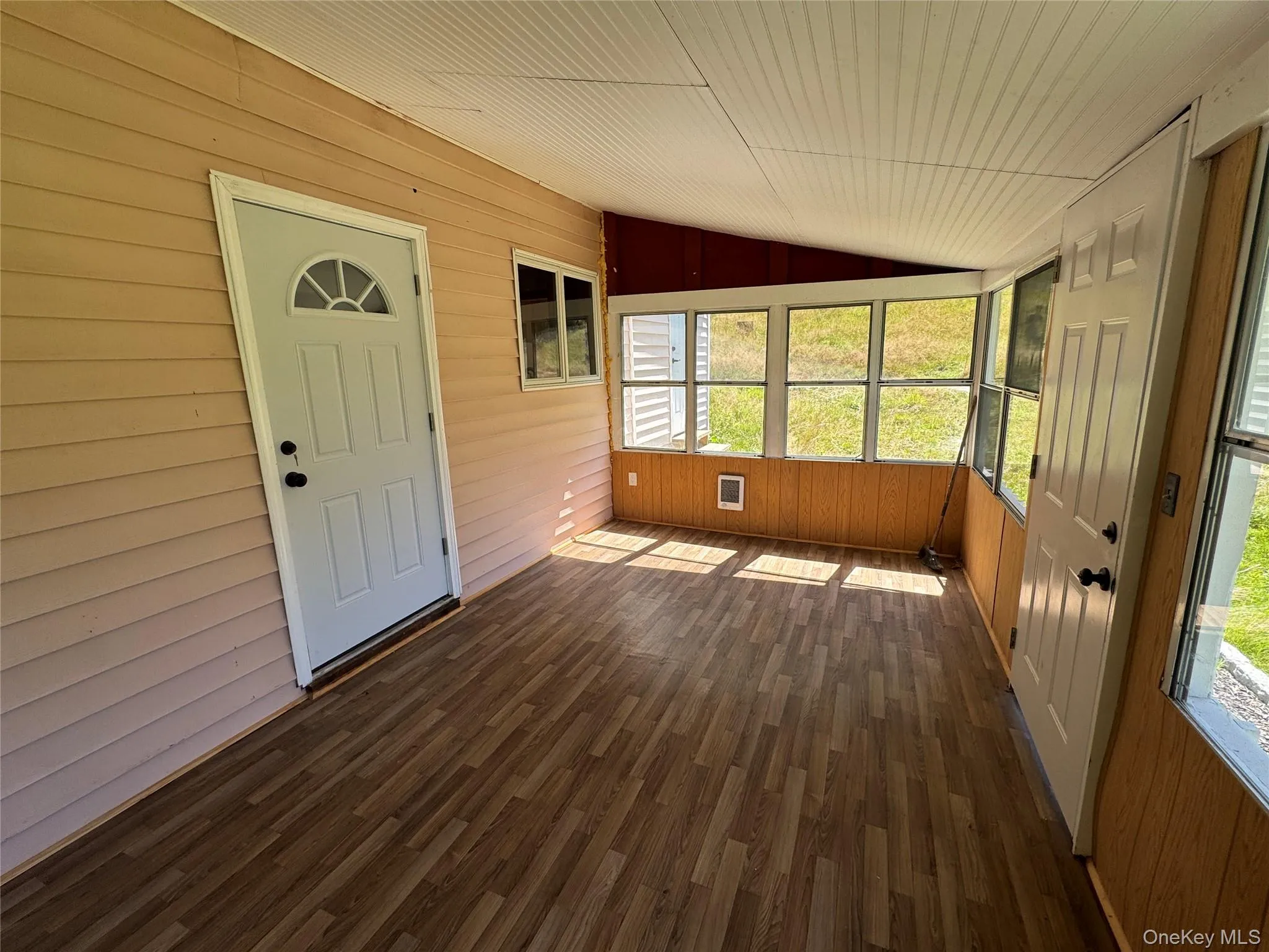 Large front entry space Large front entry space