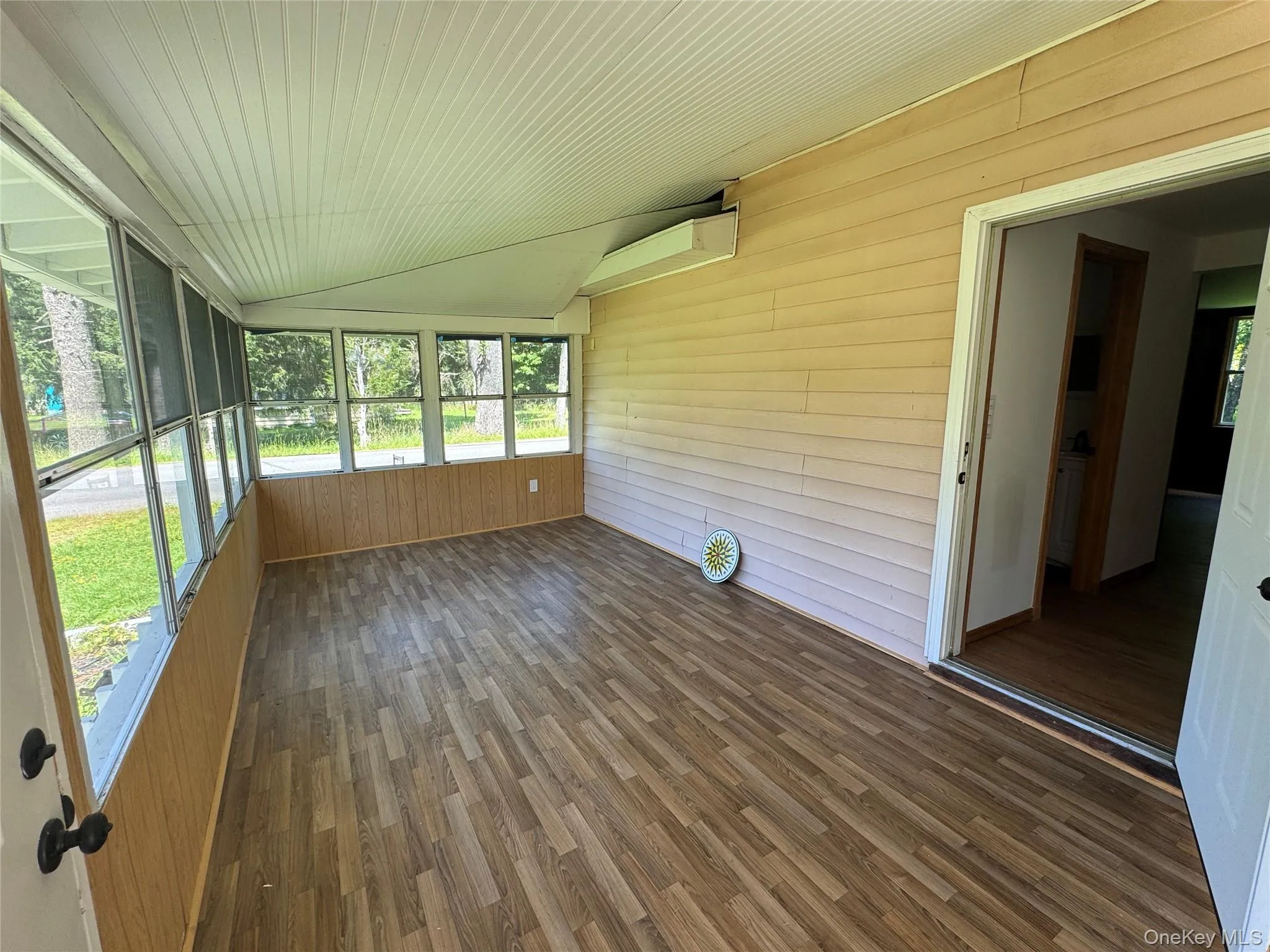 Large enclosed front entry space Large enclosed front entry space