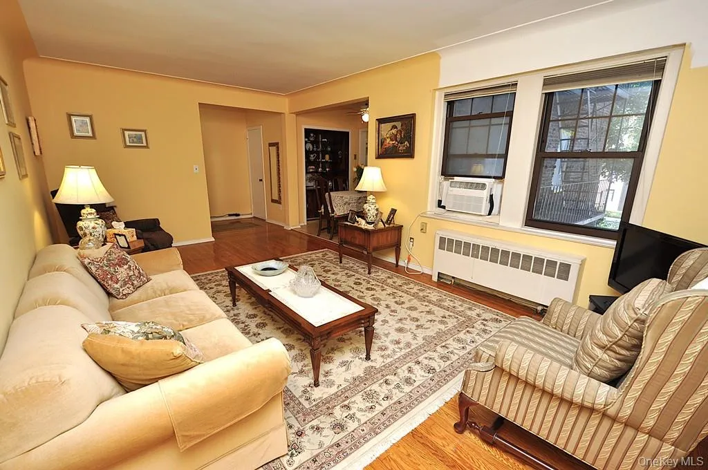 The large living room open to both the dining room and entrance foyer. The living room has hardwood floors and is approx 20'-0" x 12'-0". The large living room open to both the dining room and entrance foyer. The living room has hardwood floors and is approx 20'-0" x 12'-0".