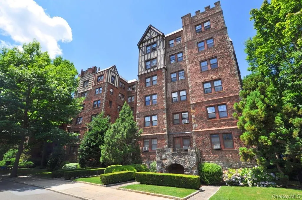 The Thornycroft is a pre-war building with the largest backyard on Garth Road. The building has a, bike room, two laundry rooms and has recently renovated the lobbies and public area. The Thornycroft is a pre-war building with the largest backyard on Garth Road. The building has a, bike room, two laundry rooms and has recently renovated the lobbies and public area.
