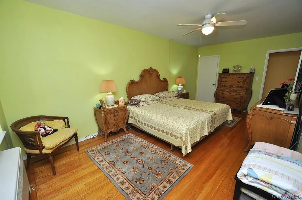 Extra Large Bedroom has hardwood floors. The bedroom easily accommodate a king size bedroom set and is approx. 23'-0" x 11"-0". Extra Large Bedroom has hardwood floors. The bedroom easily accommodate a king size bedroom set and is approx. 23'-0" x 11"-0".