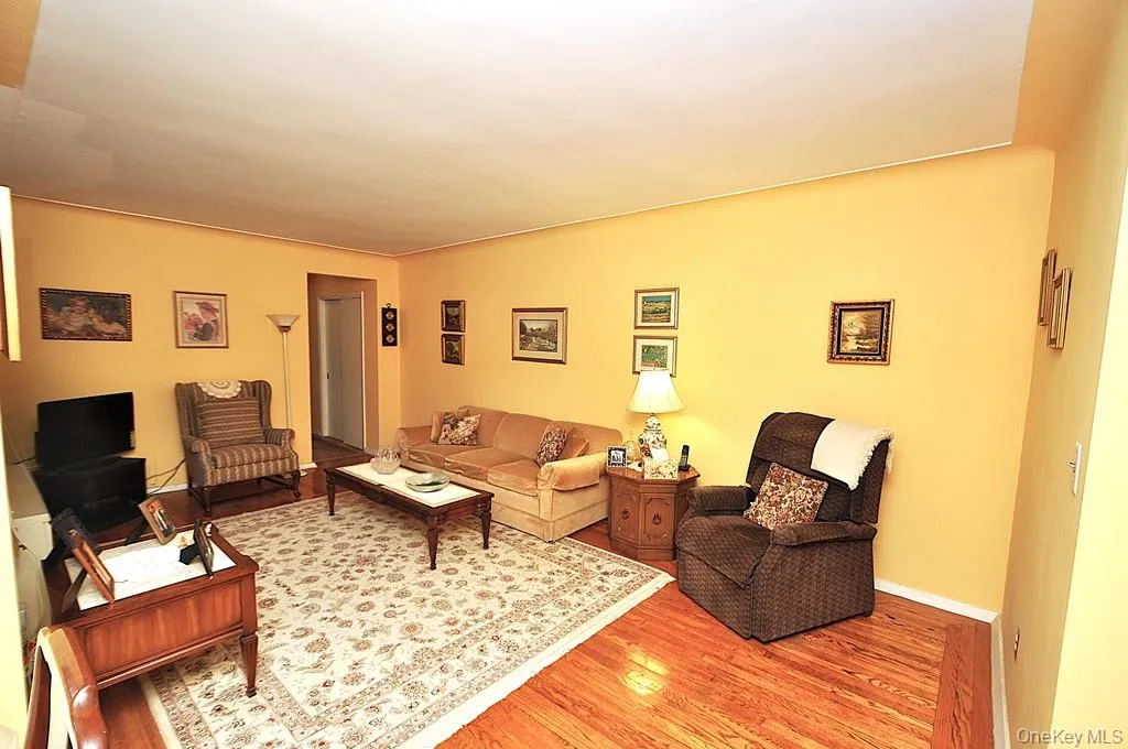 The large living room open to both the dining room and entrance foyer. The living room has hardwood floors and is approx 20'-0" x 12'-0". The large living room open to both the dining room and entrance foyer. The living room has hardwood floors and is approx 20'-0" x 12'-0".