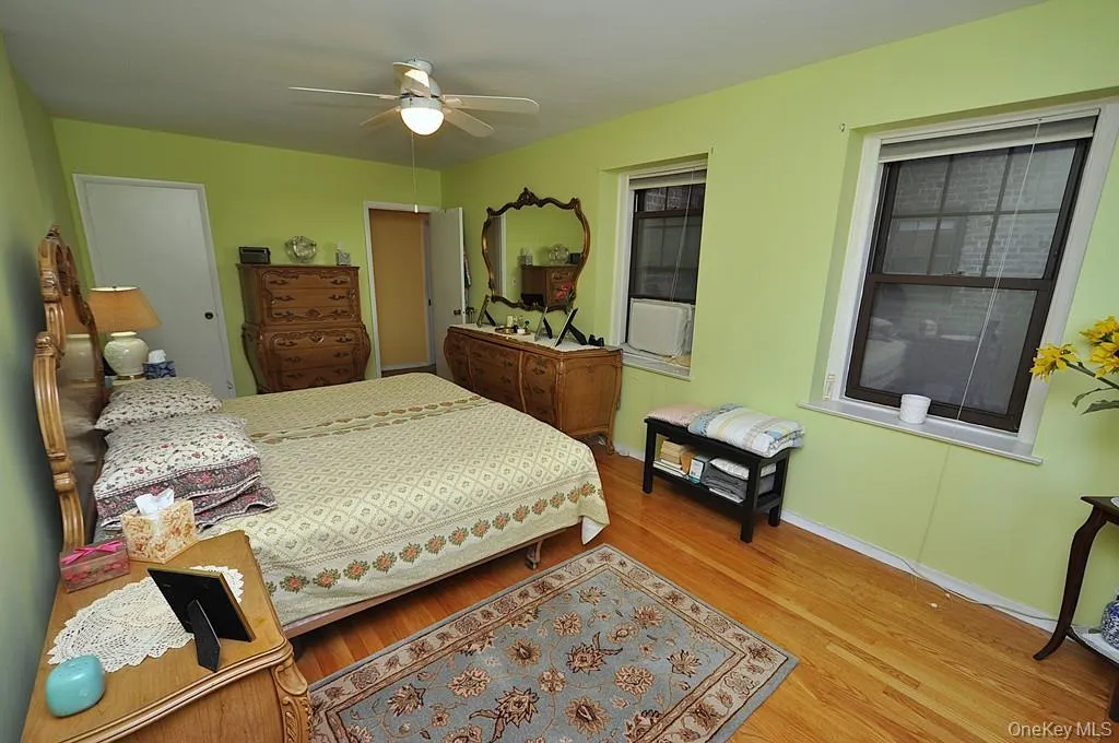 Extra Large Bedroom has hardwood floors. The bedroom easily accommodate a king size bedroom set and is approx. 23'-0" x 11"-0". Extra Large Bedroom has hardwood floors. The bedroom easily accommodate a king size bedroom set and is approx. 23'-0" x 11"-0".
