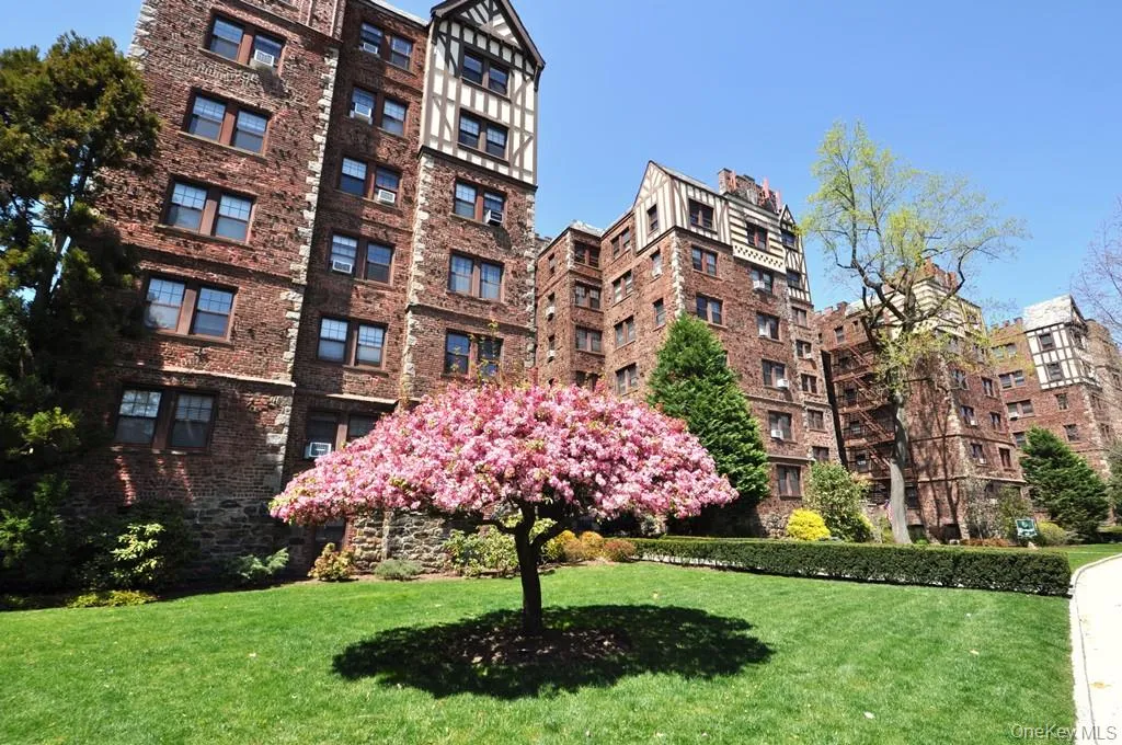 The Thornycroft is a pre-war building with the largest backyard on Garth Road. The building has a, bike room, two laundry rooms and has recently renovated the lobbies and public area. The Thornycroft is a pre-war building with the largest backyard on Garth Road. The building has a, bike room, two laundry rooms and has recently renovated the lobbies and public area.