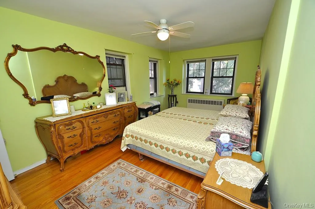 Extra Large Bedroom has hardwood floors. The bedroom easily accommodate a king size bedroom set and is approx. 23'-0" x 11"-0". Extra Large Bedroom has hardwood floors. The bedroom easily accommodate a king size bedroom set and is approx. 23'-0" x 11"-0".