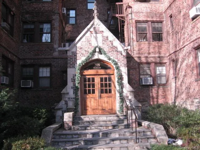 The Thornycroft is a pre-war building with the largest backyard on Garth Road. The building has a, bike room, two laundry rooms and has recently renovated the lobbies and public area. The Thornycroft is a pre-war building with the largest backyard on Garth Road. The building has a, bike room, two laundry rooms and has recently renovated the lobbies and public area.
