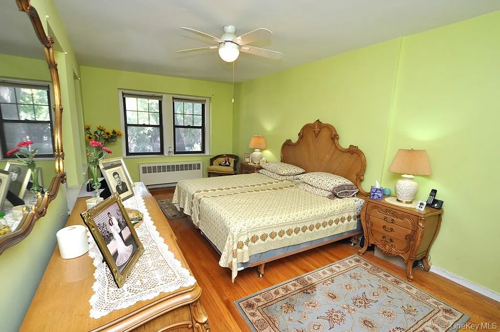 Extra Large Bedroom has hardwood floors. The bedroom easily accommodate a king size bedroom set and is approx. 23'-0" x 11"-0". Extra Large Bedroom has hardwood floors. The bedroom easily accommodate a king size bedroom set and is approx. 23'-0" x 11"-0".