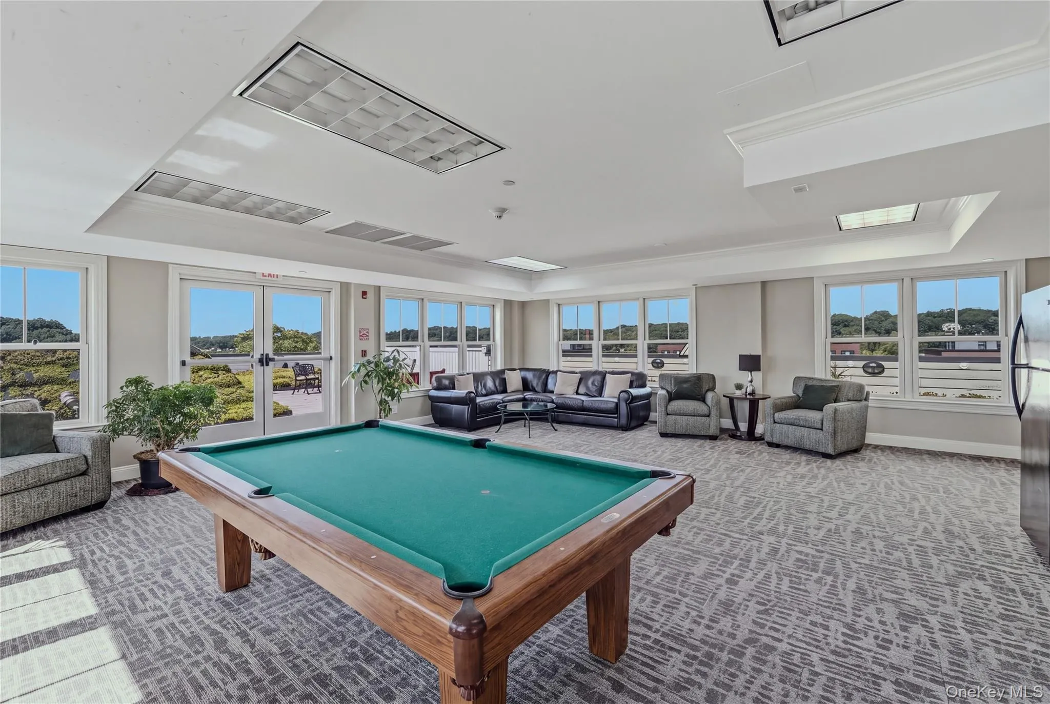Billiards/ recréation room with access to rooftop garden. Billiards/ recréation room with access to rooftop garden.