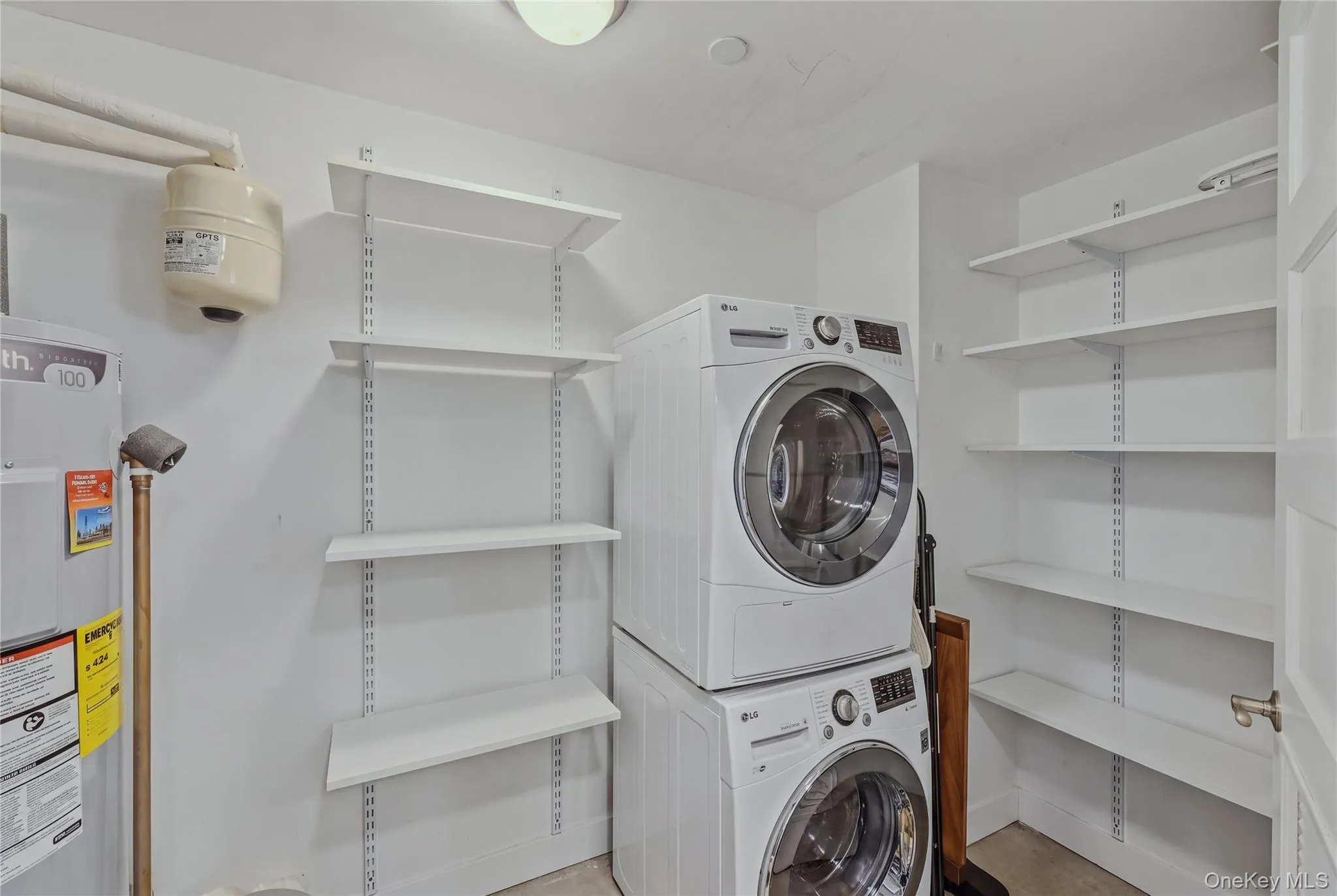 Walk -in pantry, extra storage and washer / dryer Walk -in pantry, extra storage and washer / dryer