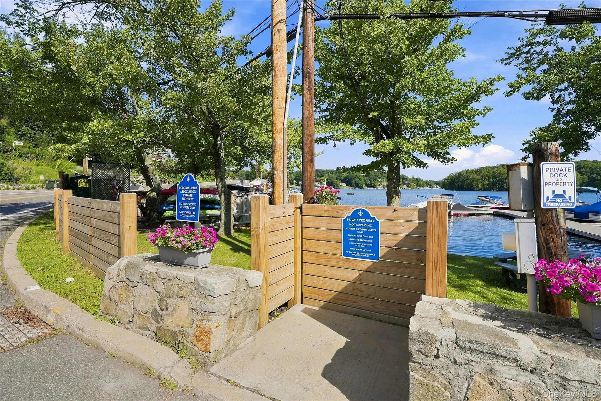 Private Lake Access with boat/jet slit Private Lake Access with boat/jet slit