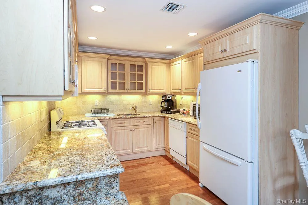 1039 Savoy Drive, Huntington, NY, 2 Bedrooms Bedrooms, 4 Rooms Rooms,2 BathroomsBathrooms,Residential,For Rent,Savoy,0,1044135 1039 Savoy Drive, Huntington, NY, 2 Bedrooms Bedrooms, 4 Rooms Rooms,2 BathroomsBathrooms,Residential,For Rent,Savoy,0,1044135
