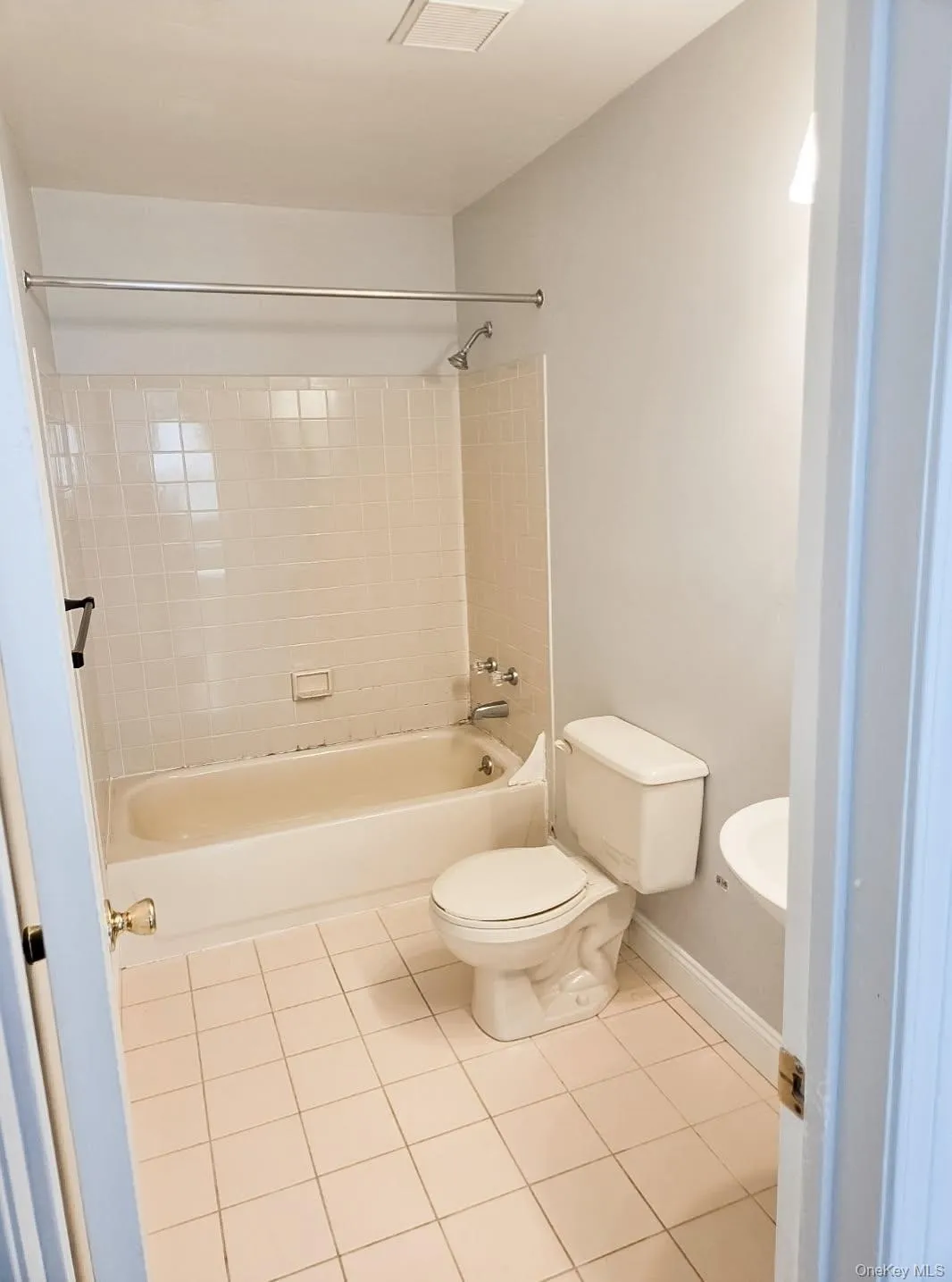 41 Maple Wing Boulevard, Islip, NY, 1 Bedroom Bedrooms, 3 Rooms Rooms,1 BathroomBathrooms,Residential Lease,For Rent,Maple Wing,0,1044143 41 Maple Wing Boulevard, Islip, NY, 1 Bedroom Bedrooms, 3 Rooms Rooms,1 BathroomBathrooms,Residential Lease,For Rent,Maple Wing,0,1044143
