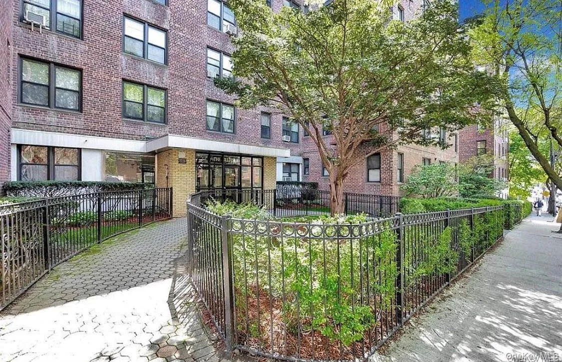 89-20 55th Avenue, New York, NY, 2 Bedroom Bedrooms, 3 Room Rooms,1 BathroomBathrooms,Residential Lease,For Rent,55th,0,1044171 89-20 55th Avenue, New York, NY, 2 Bedroom Bedrooms, 3 Room Rooms,1 BathroomBathrooms,Residential Lease,For Rent,55th,0,1044171