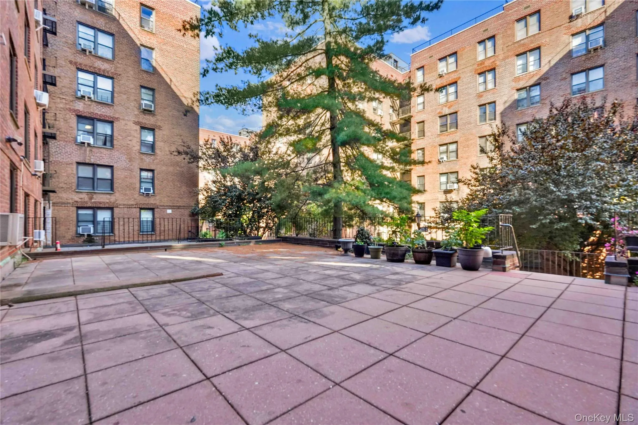Well maintained complex Well maintained complex
