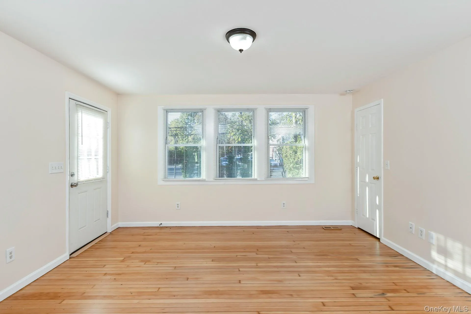 860 Flanders Road, Southampton, NY, 3 Bedrooms Bedrooms, 6 Rooms Rooms,1 BathroomBathrooms,Residential,For Rent,Flanders,0,1044192 860 Flanders Road, Southampton, NY, 3 Bedrooms Bedrooms, 6 Rooms Rooms,1 BathroomBathrooms,Residential,For Rent,Flanders,0,1044192