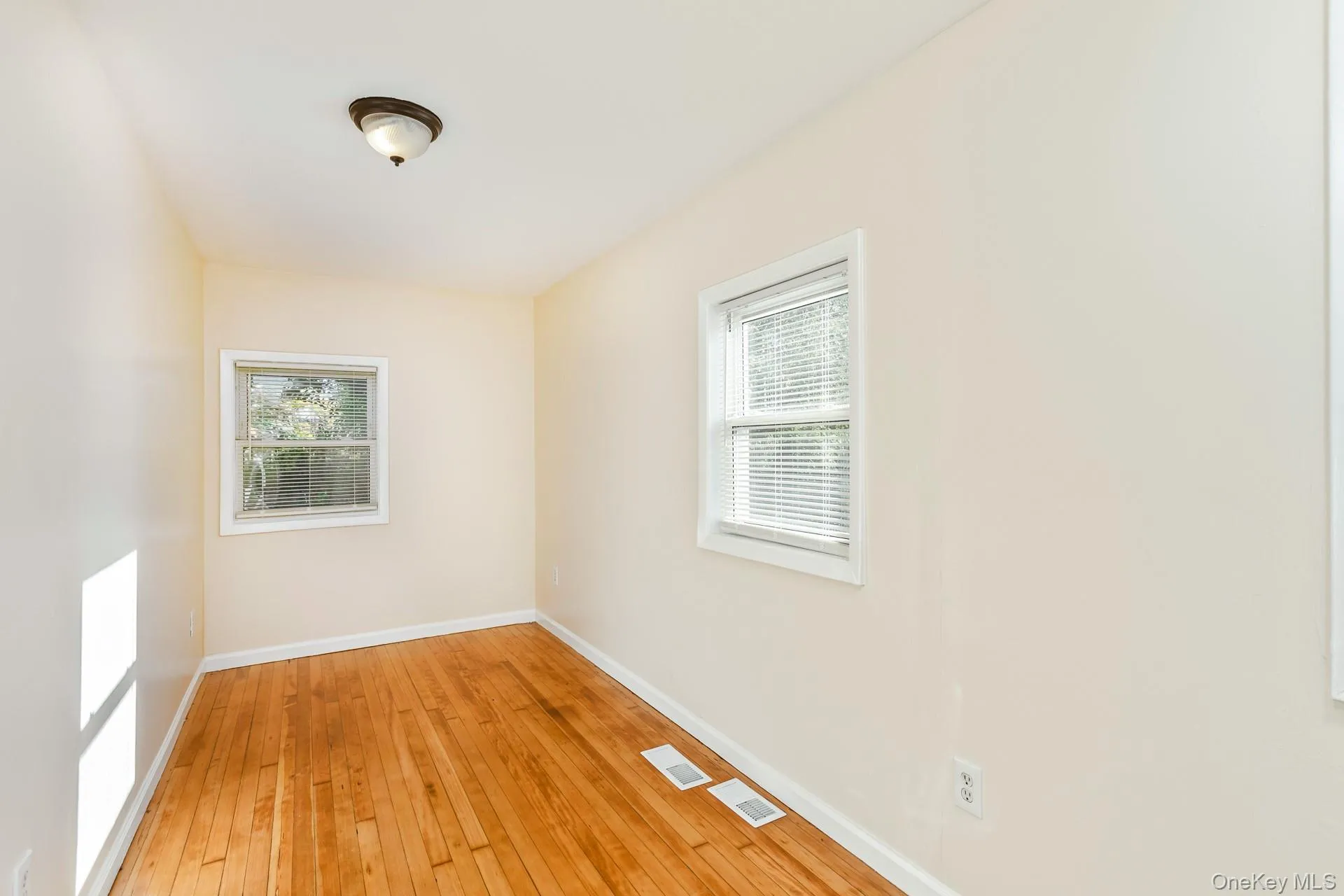 860 Flanders Road, Southampton, NY, 3 Bedrooms Bedrooms, 6 Rooms Rooms,1 BathroomBathrooms,Residential,For Rent,Flanders,0,1044192 860 Flanders Road, Southampton, NY, 3 Bedrooms Bedrooms, 6 Rooms Rooms,1 BathroomBathrooms,Residential,For Rent,Flanders,0,1044192