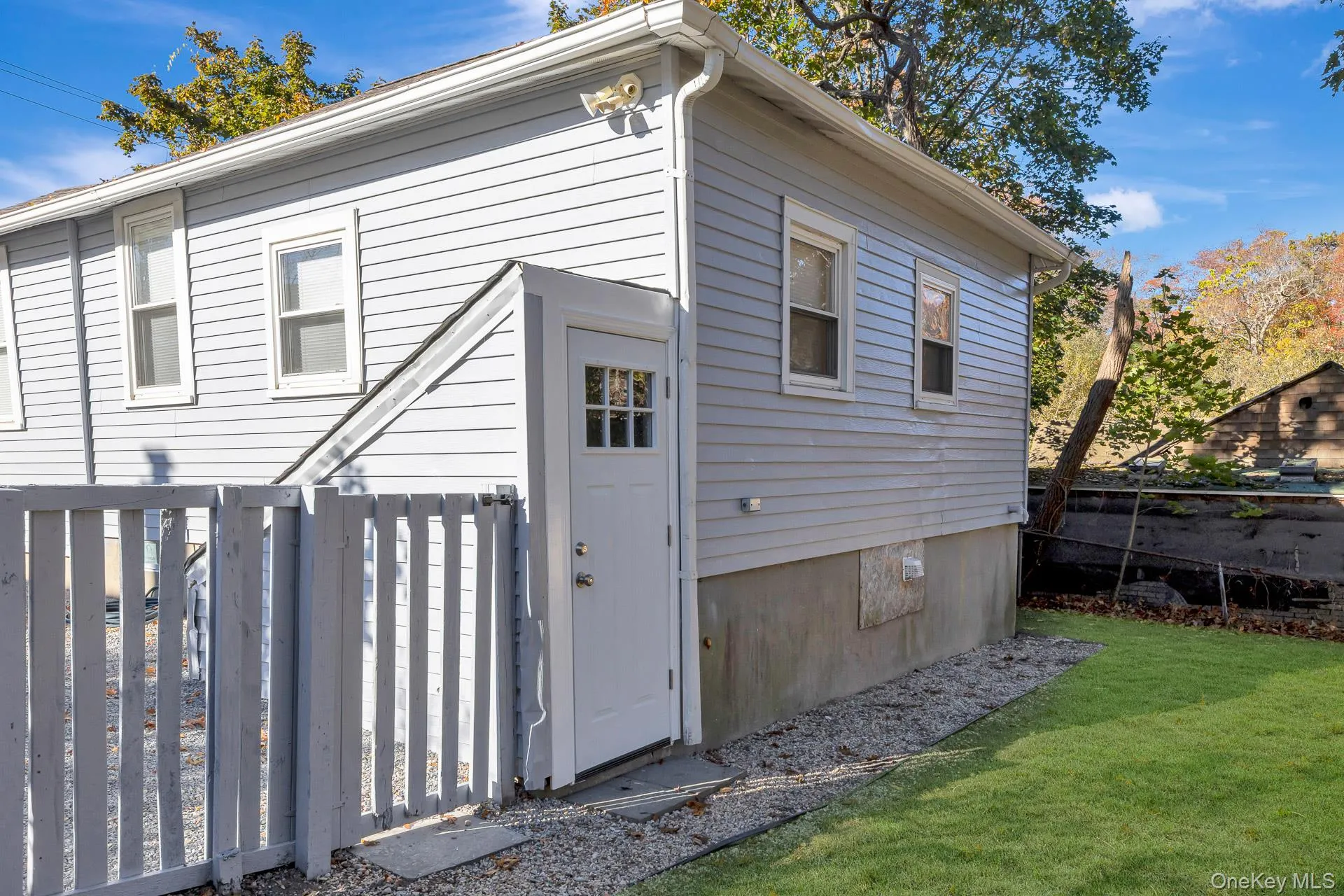 860 Flanders Road, Southampton, NY, 3 Bedrooms Bedrooms, 6 Rooms Rooms,1 BathroomBathrooms,Residential,For Rent,Flanders,0,1044192 860 Flanders Road, Southampton, NY, 3 Bedrooms Bedrooms, 6 Rooms Rooms,1 BathroomBathrooms,Residential,For Rent,Flanders,0,1044192