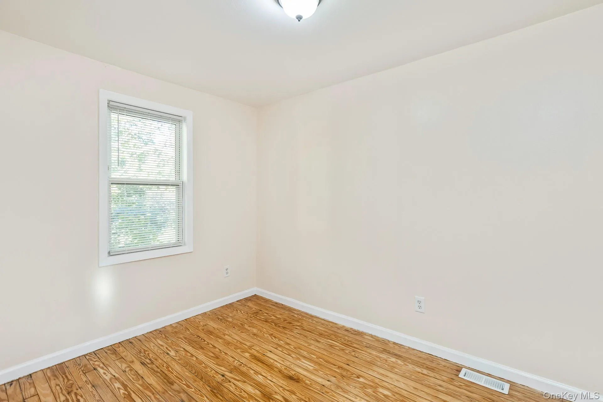 860 Flanders Road, Southampton, NY, 3 Bedrooms Bedrooms, 6 Rooms Rooms,1 BathroomBathrooms,Residential,For Rent,Flanders,0,1044192 860 Flanders Road, Southampton, NY, 3 Bedrooms Bedrooms, 6 Rooms Rooms,1 BathroomBathrooms,Residential,For Rent,Flanders,0,1044192