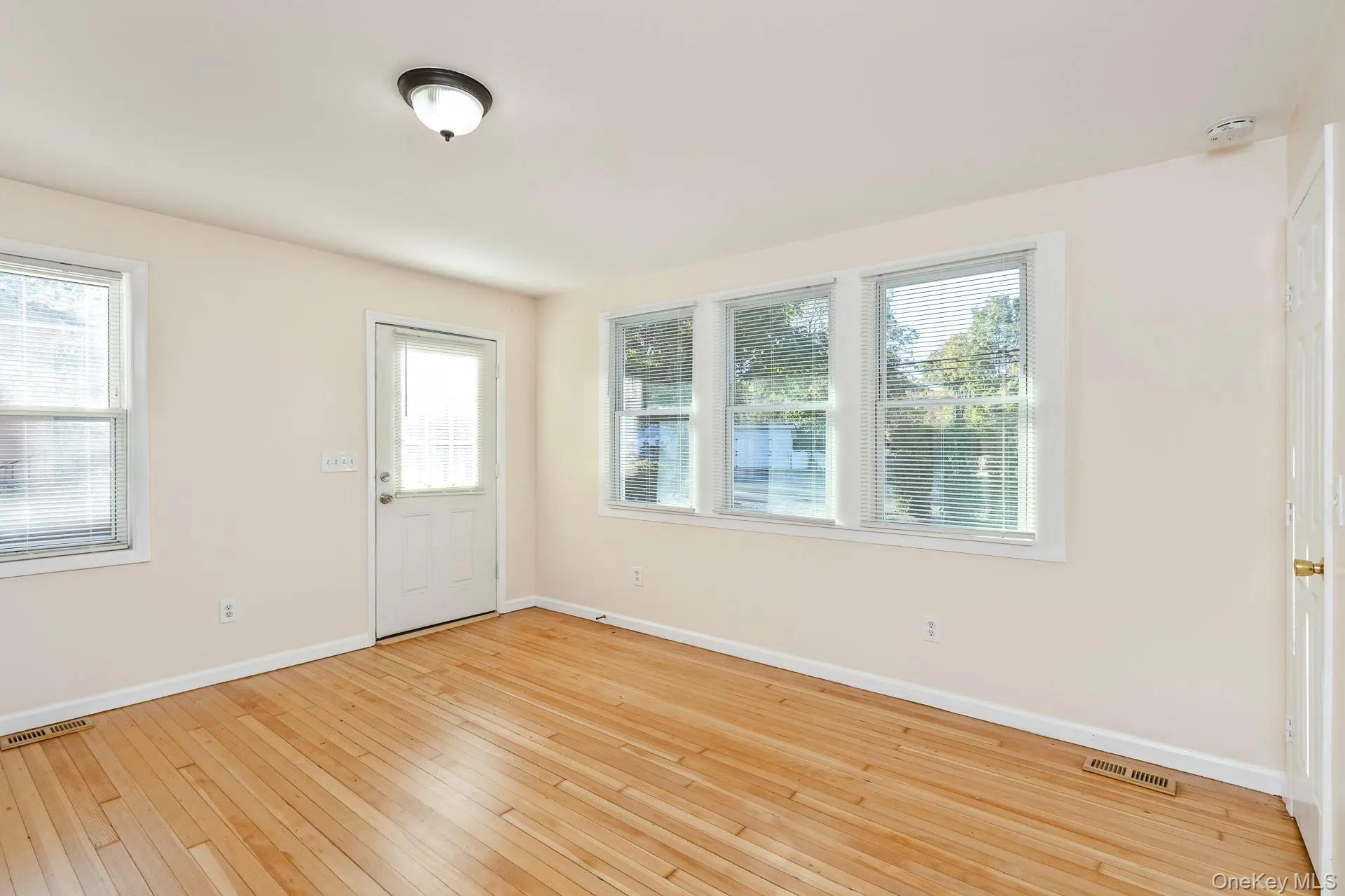 860 Flanders Road, Southampton, NY, 3 Bedrooms Bedrooms, 6 Rooms Rooms,1 BathroomBathrooms,Residential,For Rent,Flanders,0,1044192 860 Flanders Road, Southampton, NY, 3 Bedrooms Bedrooms, 6 Rooms Rooms,1 BathroomBathrooms,Residential,For Rent,Flanders,0,1044192