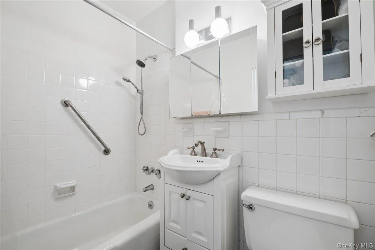 Full bathroom Full bathroom