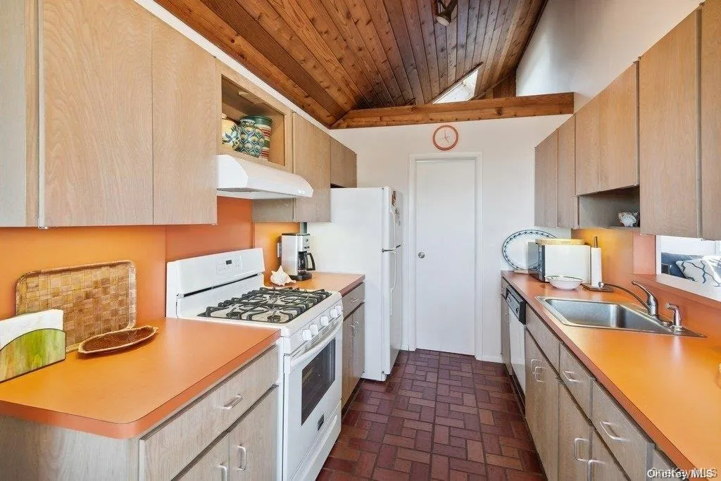 46 Captain Kidds Path, East Hampton, NY, 3 Bedrooms Bedrooms, 6 Rooms Rooms,1 BathroomBathrooms,Residential Lease,For Rent,Captain Kidds,0,1044226 46 Captain Kidds Path, East Hampton, NY, 3 Bedrooms Bedrooms, 6 Rooms Rooms,1 BathroomBathrooms,Residential Lease,For Rent,Captain Kidds,0,1044226
