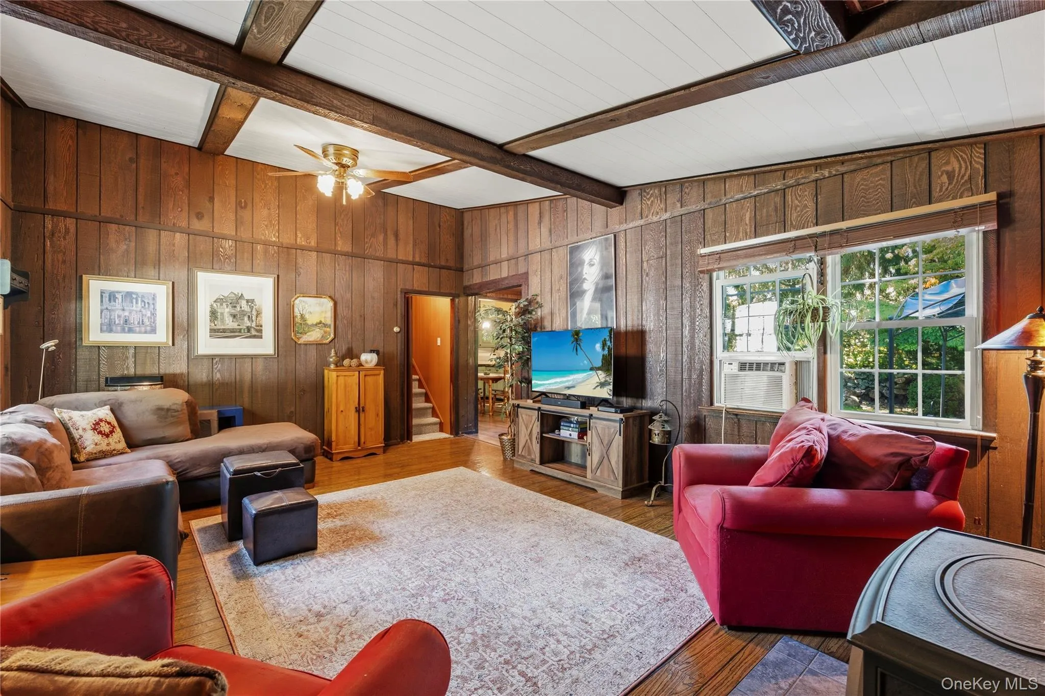 Oversized Great room with Vaulted ceiling Oversized Great room with Vaulted ceiling