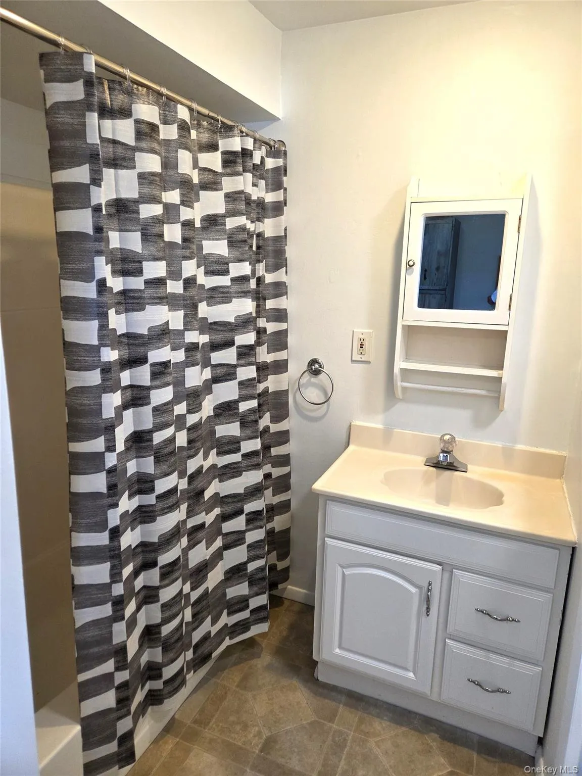 The Main Floor Full Bathroom Has Been Freshly Painted & Offers A Full Bathtub With A Fiberglass Surround. The Main Floor Full Bathroom Has Been Freshly Painted & Offers A Full Bathtub With A Fiberglass Surround.