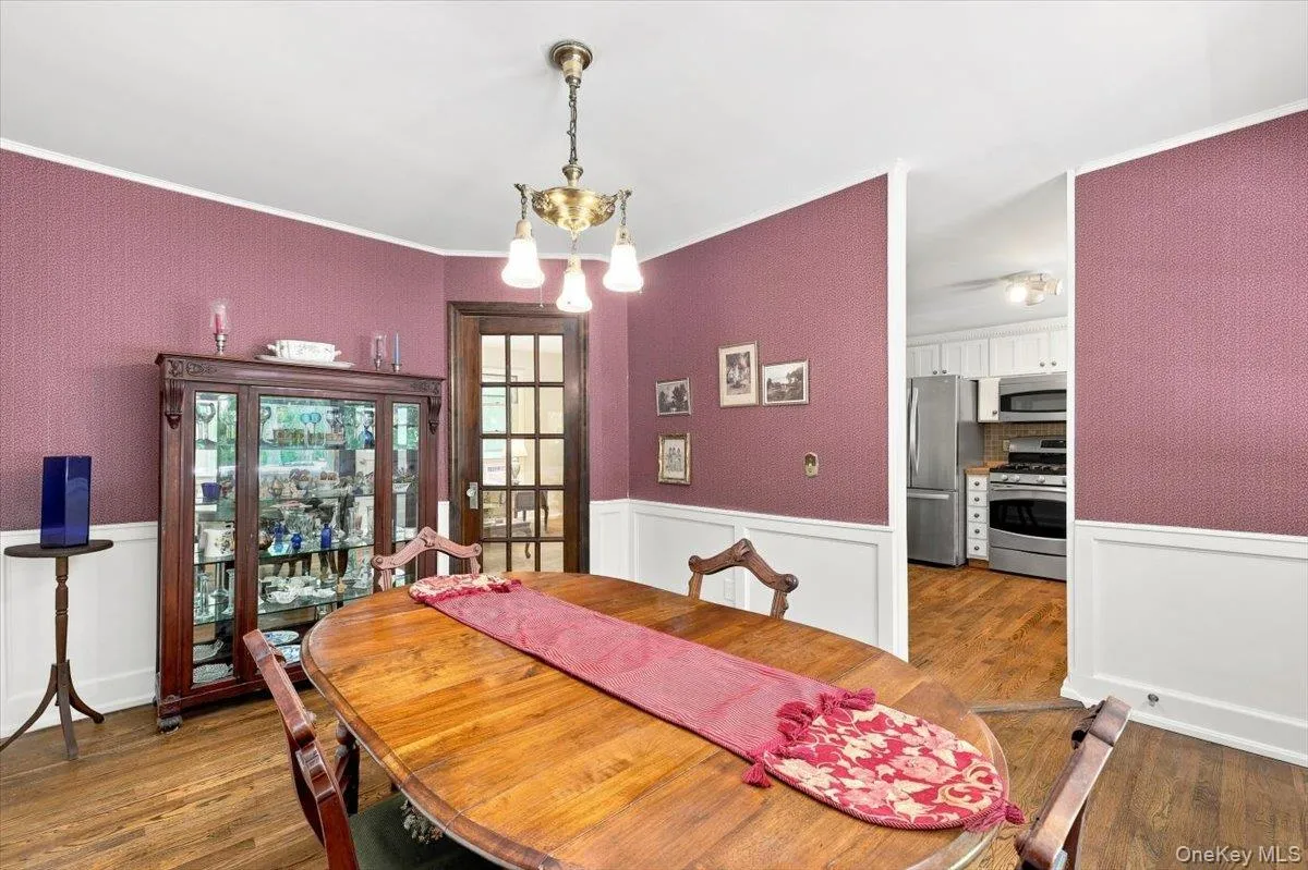 Dining room large enough to handle all of the anticipated relatives ! Dining room large enough to handle all of the anticipated relatives !
