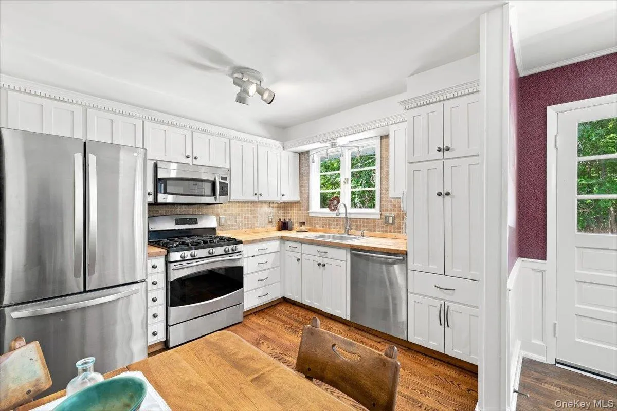 Wonderful kitchen with Stainless appliances Wonderful kitchen with Stainless appliances