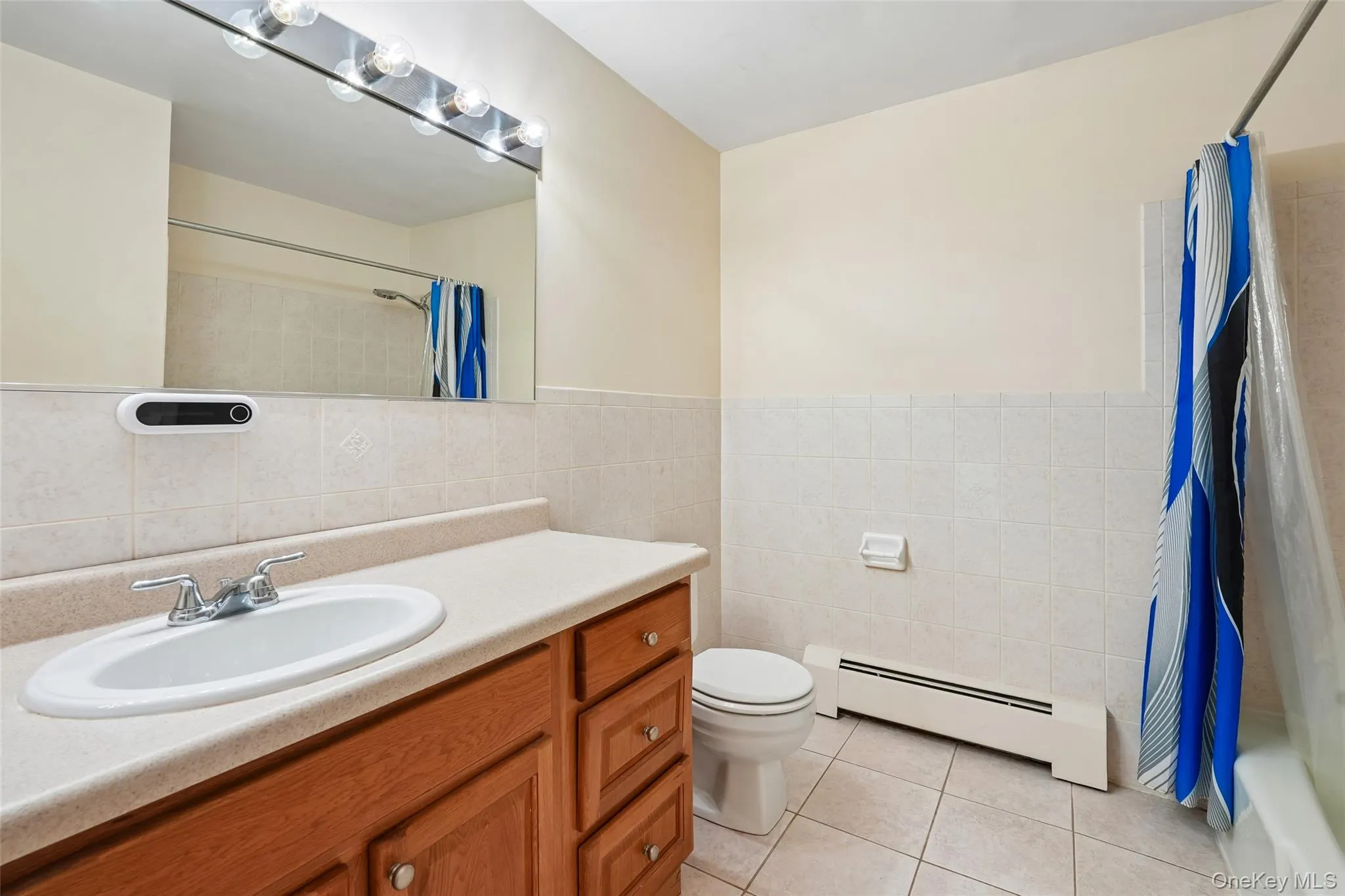 Hall bathroom with tub/shower Hall bathroom with tub/shower