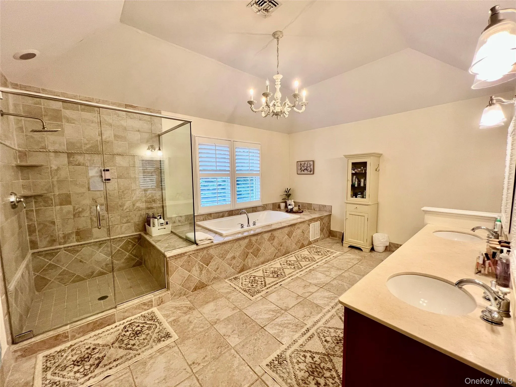 Extra Large Primary Bath w Double Vanity Sinks, Shower and Jacuzzi Tub Extra Large Primary Bath w Double Vanity Sinks, Shower and Jacuzzi Tub