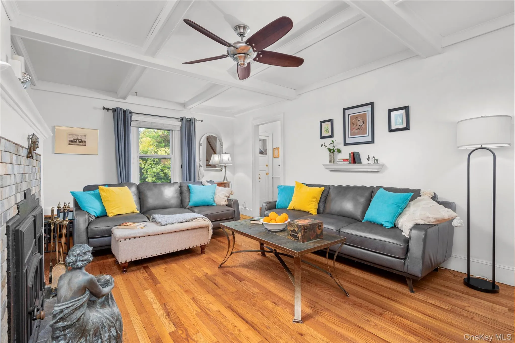 Spacious living room, perfect for family gatherings, entertaining, or relaxing together Spacious living room, perfect for family gatherings, entertaining, or relaxing together