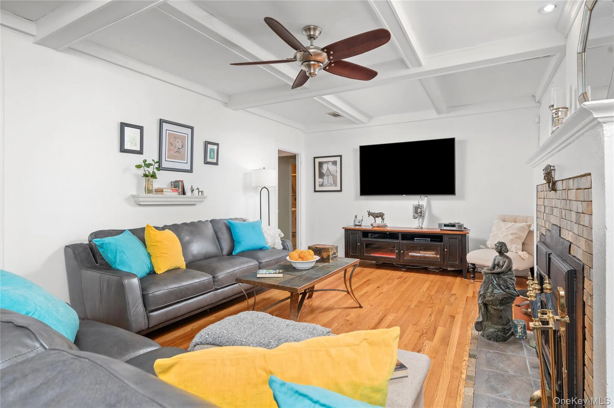 Ceiling fan adds good circulation of warm and cool air. Ceiling fan adds good circulation of warm and cool air.