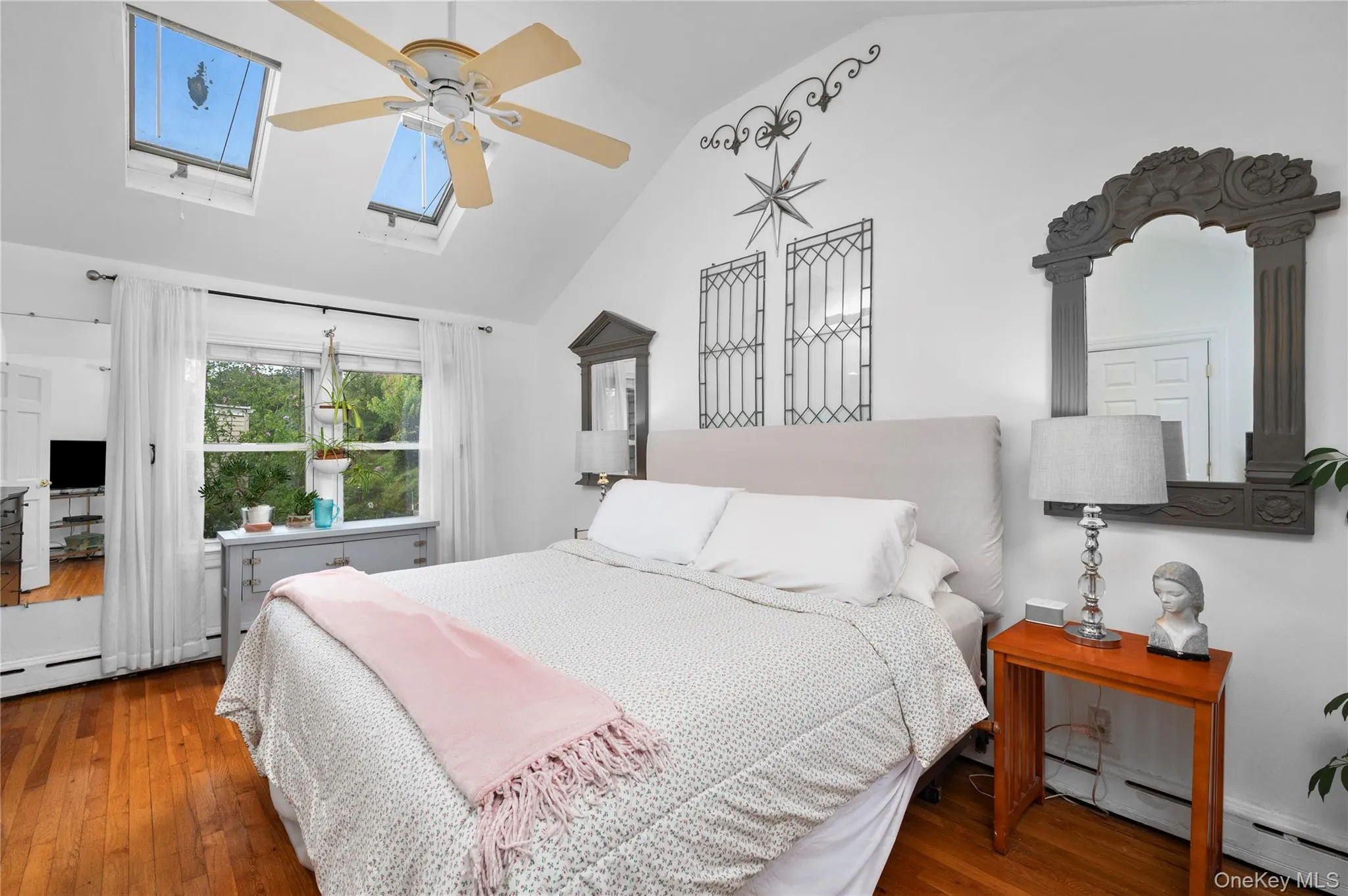 In addition to the skylights, there are windows on both sides, maximizing the amount of natural light entering the room In addition to the skylights, there are windows on both sides, maximizing the amount of natural light entering the room