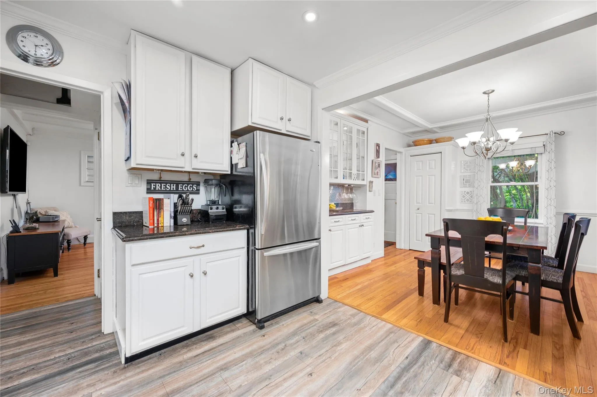 Easy flow to the dining room, living room and family room area Easy flow to the dining room, living room and family room area
