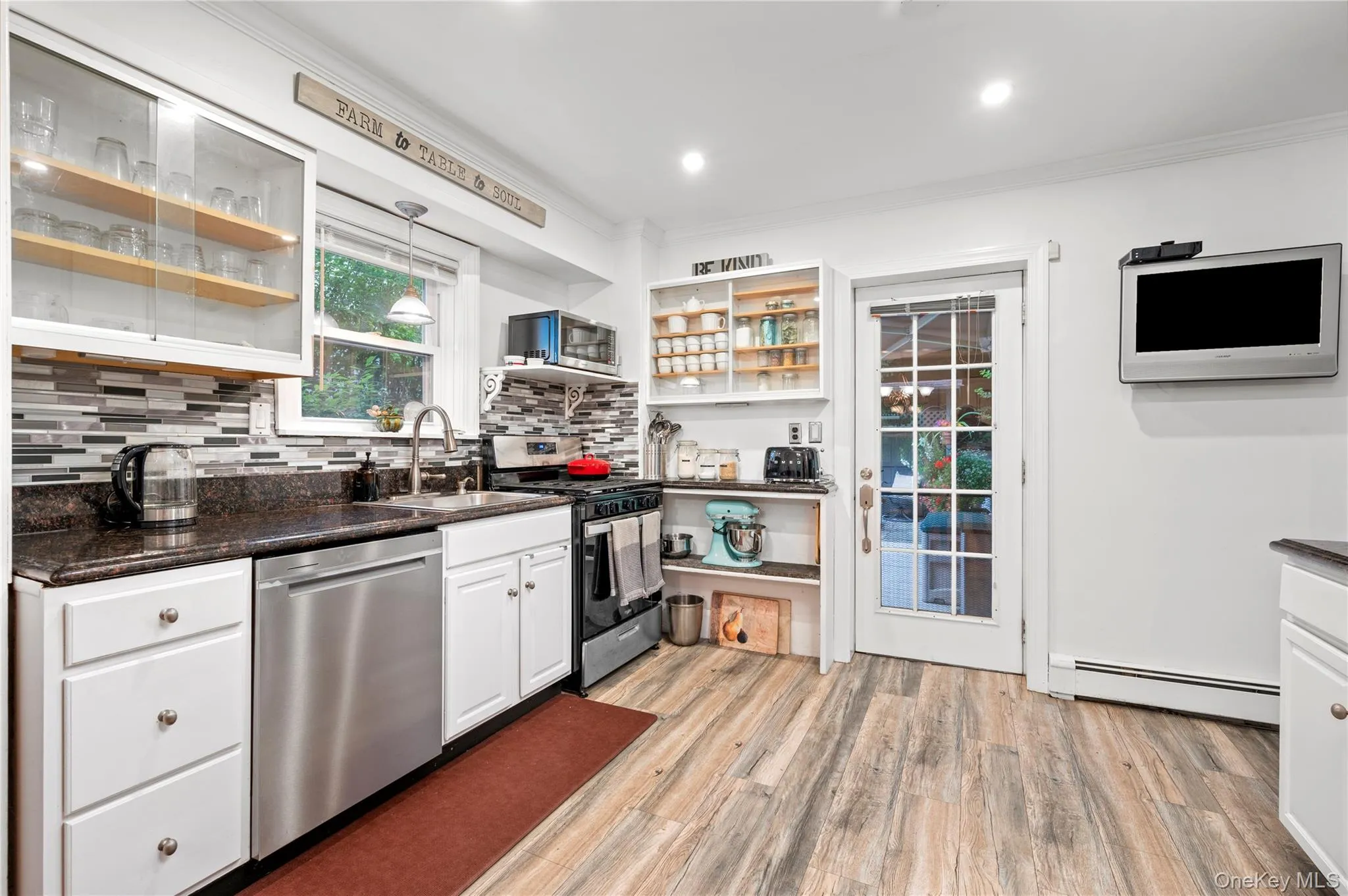 Spacious kitchen with immediate access to the back patio and garden Spacious kitchen with immediate access to the back patio and garden