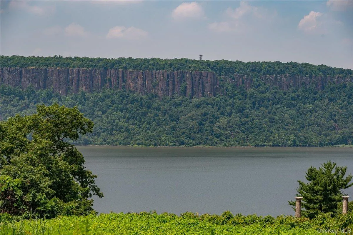 The views of the Hudson River and Palisade cliffs are ever present. The views of the Hudson River and Palisade cliffs are ever present.