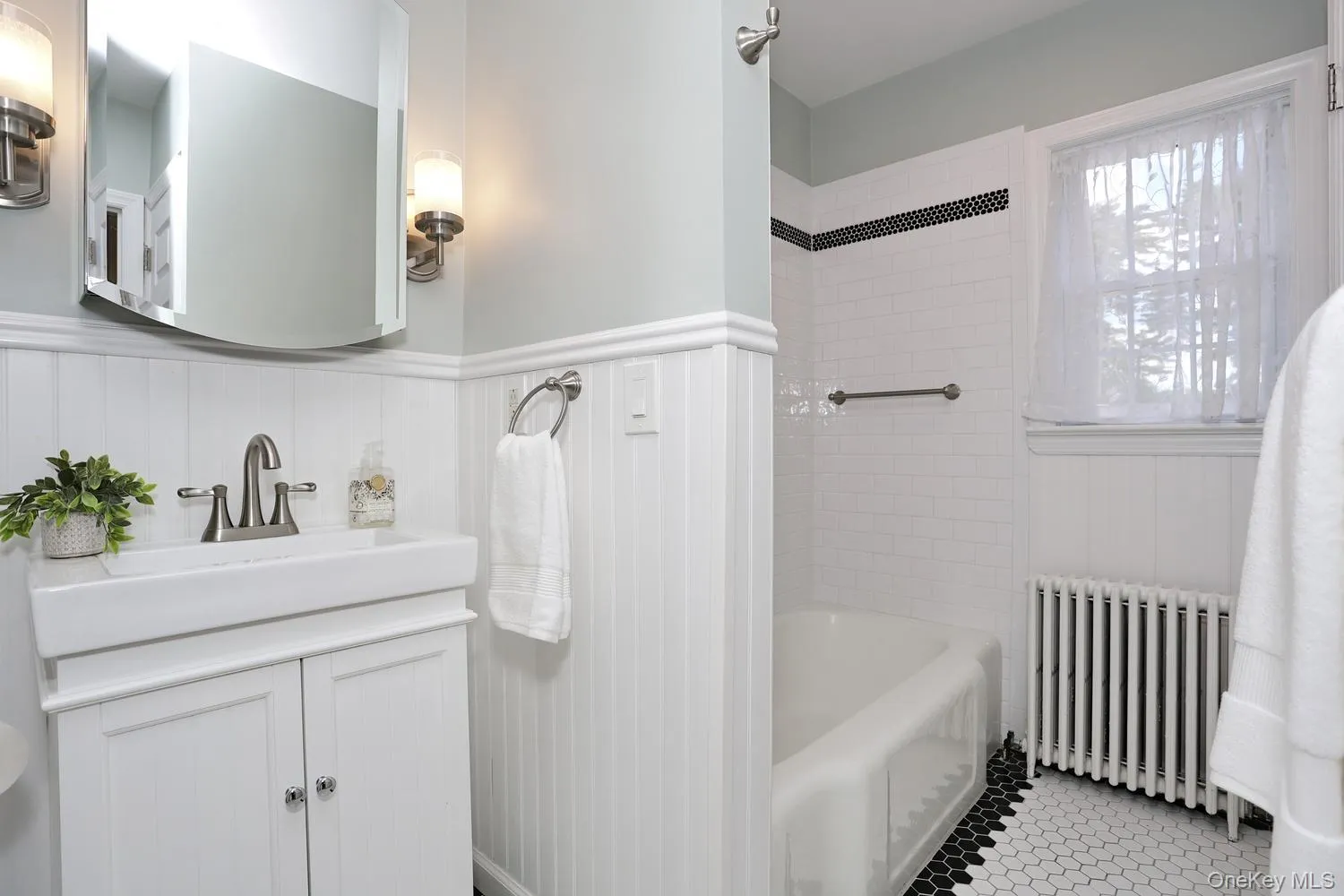 Tub/Shower, 2 linen closets and a cedar closet Tub/Shower, 2 linen closets and a cedar closet