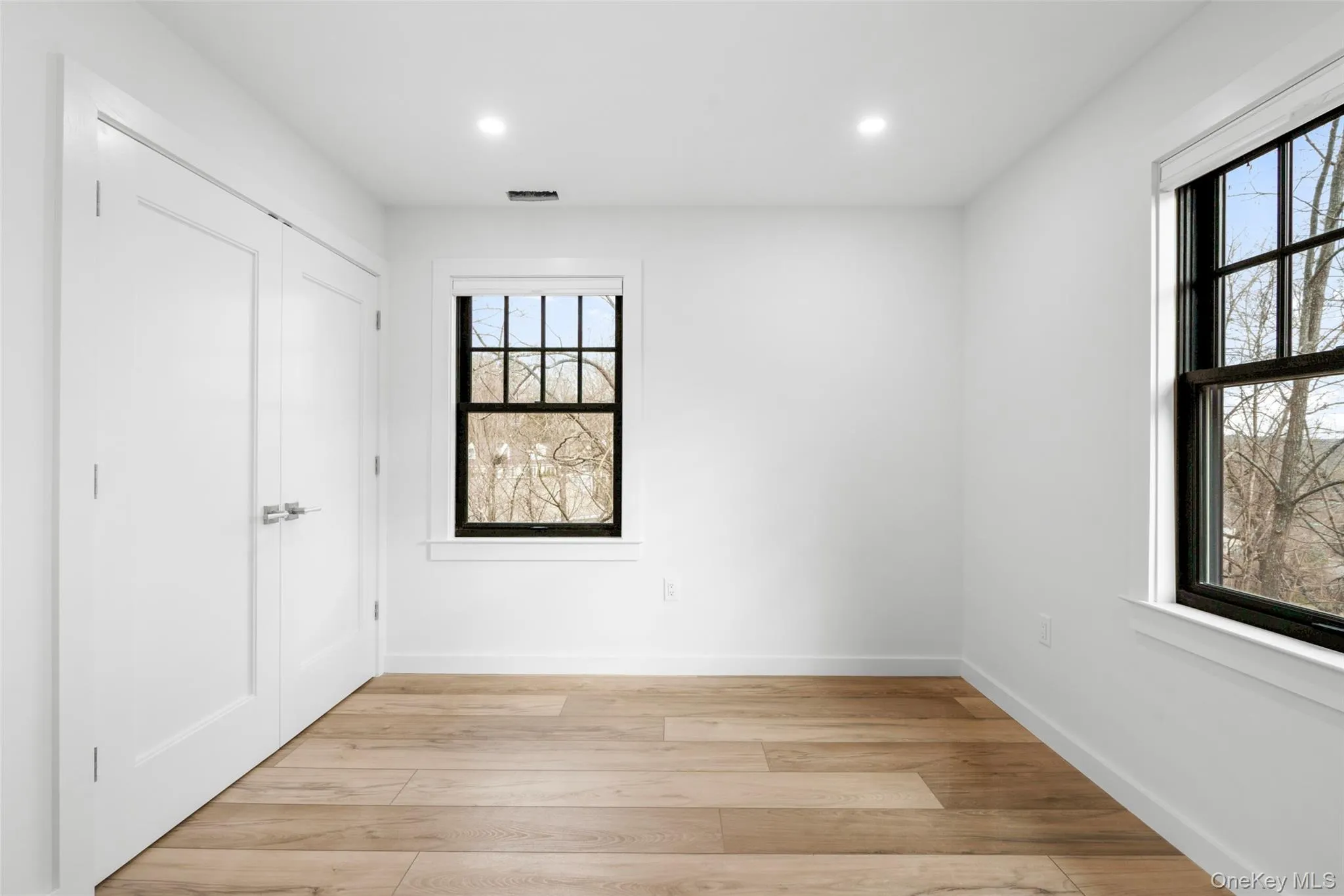 Bedroom 2 - view 2 Bedroom 2 - view 2