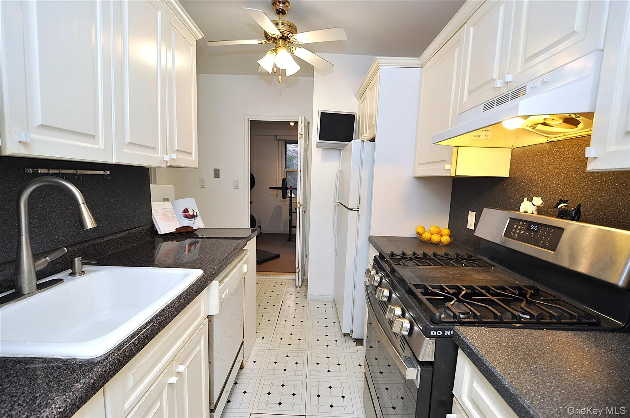 Walk-thru eat-in-kitchen. Walk-thru eat-in-kitchen.